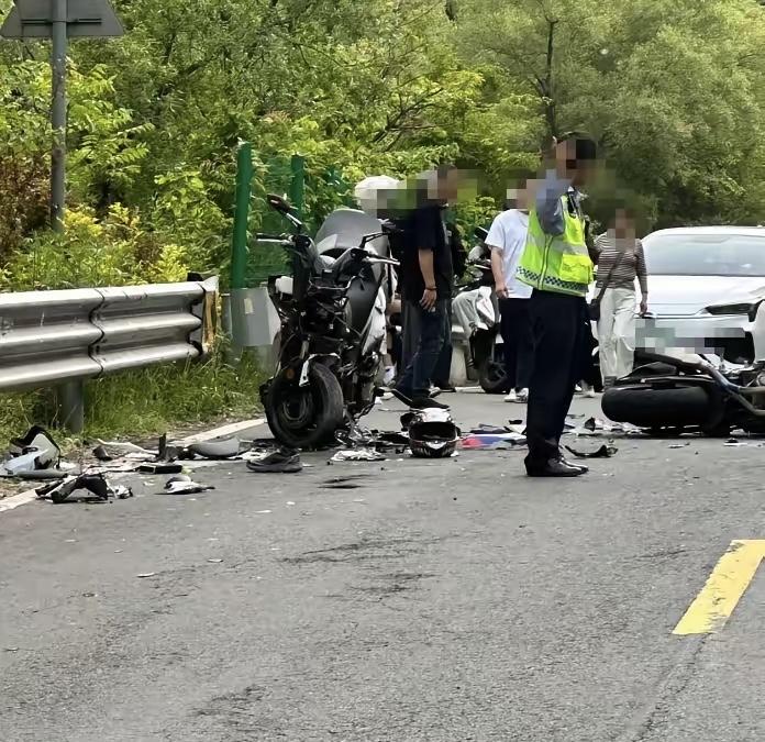 秦岭分水岭摩托车这个事故真的挺令人气愤的，仿赛车主和同向车主打招呼、逆行撞上踏板
