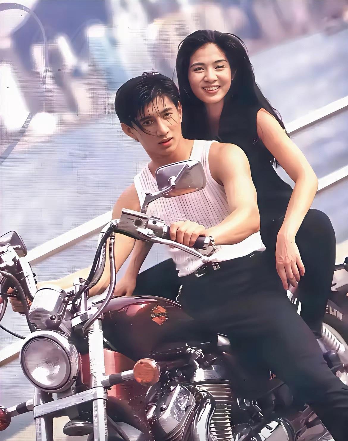 小虎队的几个人里面就属吴奇隆最英俊，五官脸型身材无一丝瑕疵，盛世美颜，天生丽质，