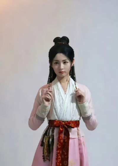 听说赵晴是于妈力捧的白鹿接班人，外界还称她为“小赵丽颖”。从外貌来看，她的长相与