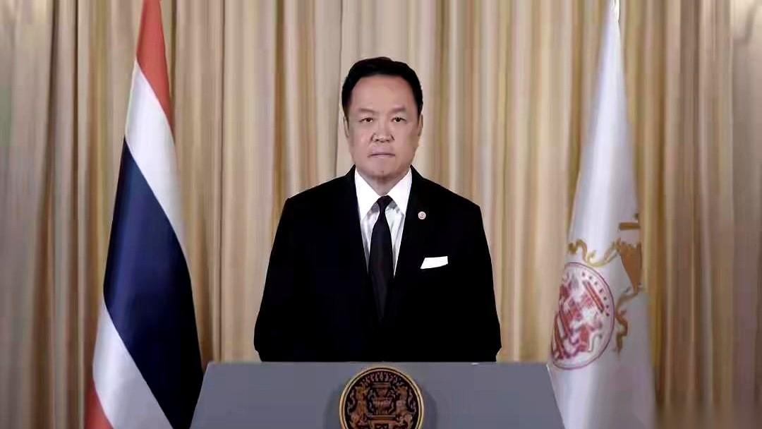 泰王拉玛十世，正坐在一个流传了200年的诅咒上。诅咒只有一句话：“夺我王位者，十