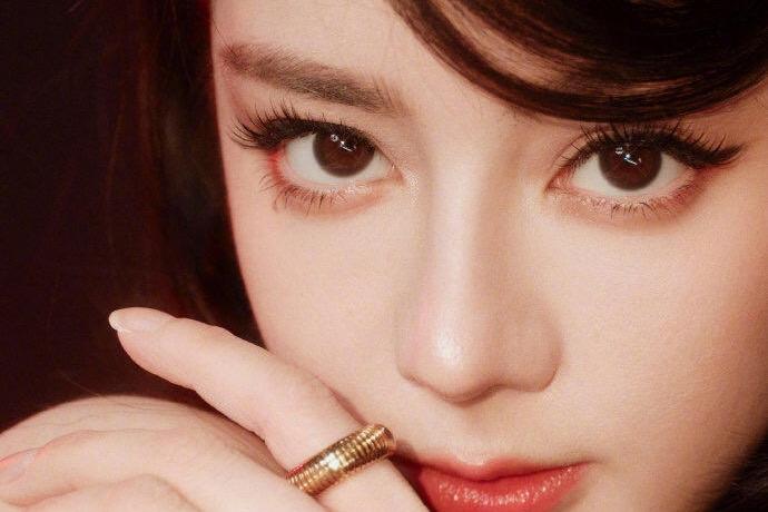 今天迪丽热巴这明艳红色系妆容简直绝了，太曼妙啦！上午她做客直播间，白毛衣盘发的