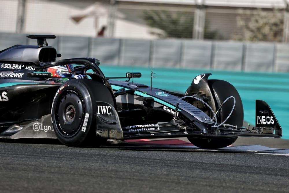 F1阿布扎比季后测试，梅奔在自家赛车的前翼上增加了一套液压控制装置，模拟下赛季的