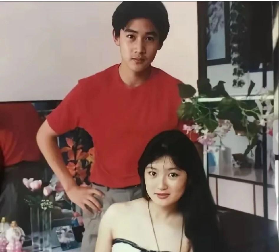 哇塞！这是90年老照片吗？陆毅这个帅气真的是无法比[捂脸哭][捂脸哭]
