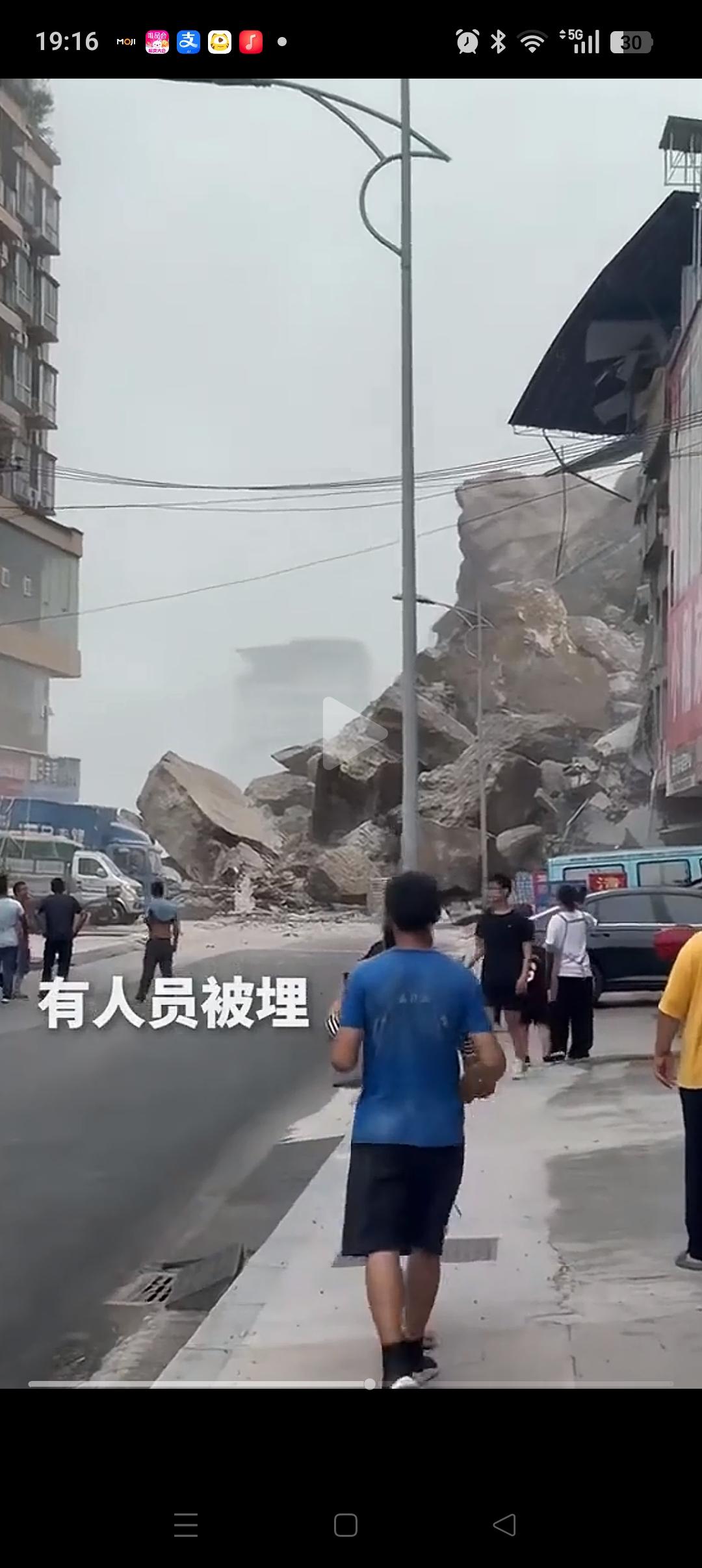 彭水山体滑坡，出事前后图片对比。马路边的几栋6层小楼瞬间被推平了。幸运的是，在滑