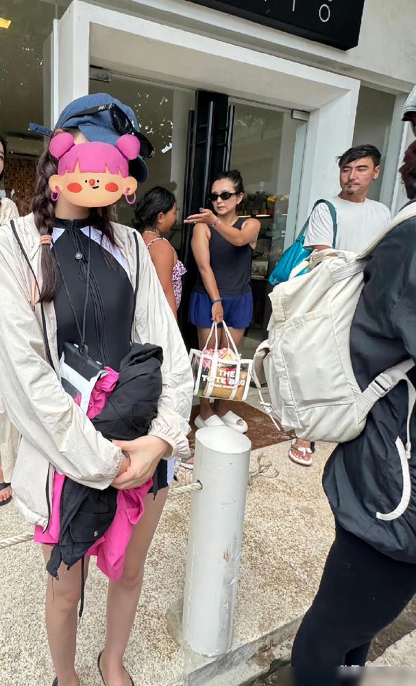 满头白发，买芒果糯米饭被抓拍，何洁泰国度假生图，把她最后一块遮羞布扯下来了。