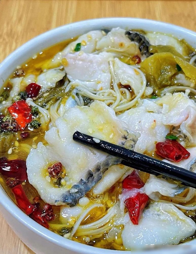 早上跟公公吵了一架，吵完肚子突然饿了，快晌午了我说爸，想吃你做的泡菜鱼了。说