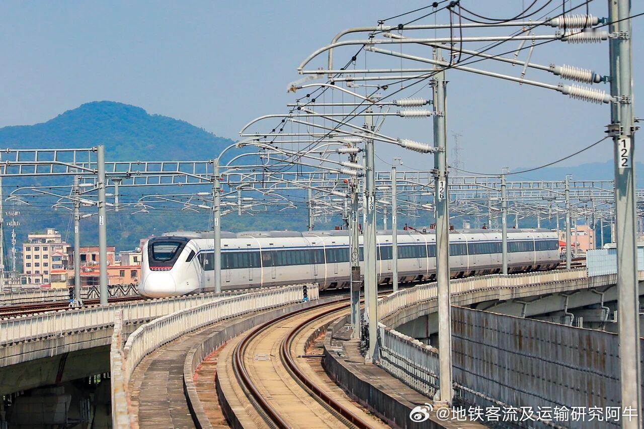【广东城际今年8月周末客流连破纪录，广东城际暑期客流增势强劲】2026年暑运已