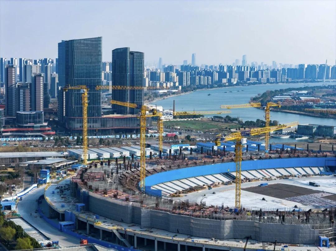 宁波奥体中心二期主体育场，目前正在紧锣密鼓的建设中。这座8万人的综合性体育场，建