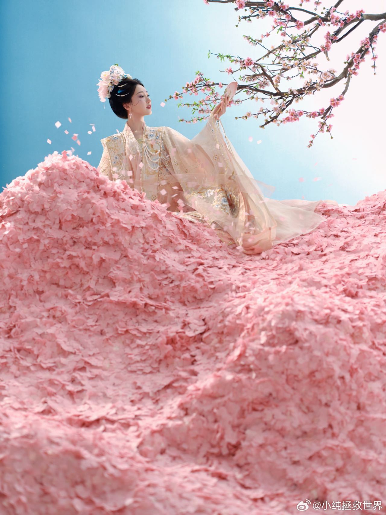毛晓彤花神妆谁能拒绝毛晓彤的花神妆啊！她空降花朝盛会那一刻，整个现场的氛围感瞬