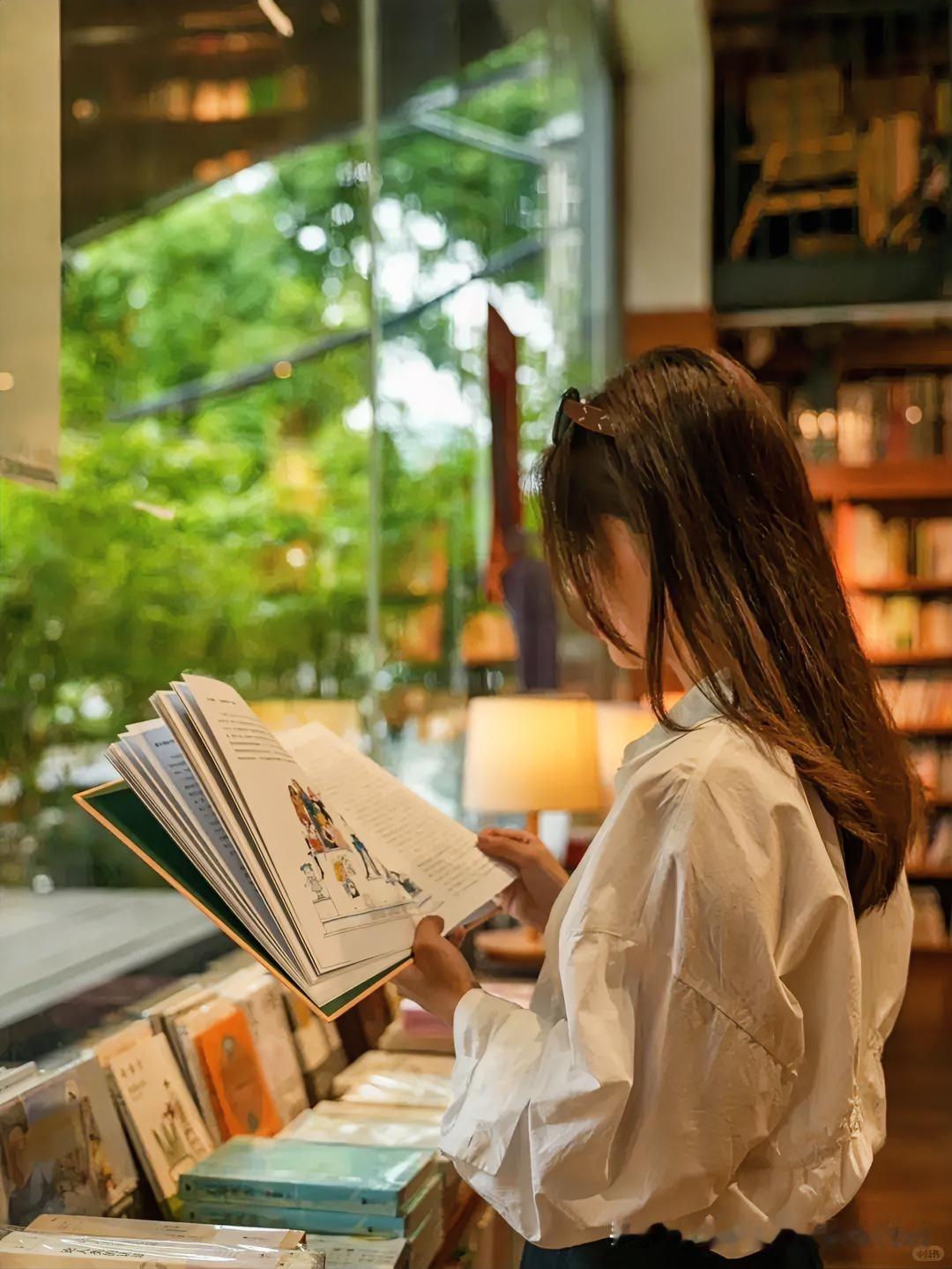 走过半生风雨，历经聚散离合，一路平平凡凡、跌跌撞撞，人到中年蓦然回首，才慢慢读懂