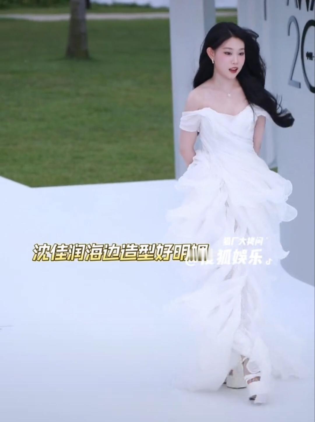 她不是一眼惊艳,但越看越上头。土气那会儿没人多看两眼,现在穿件白T都像拍杂志。