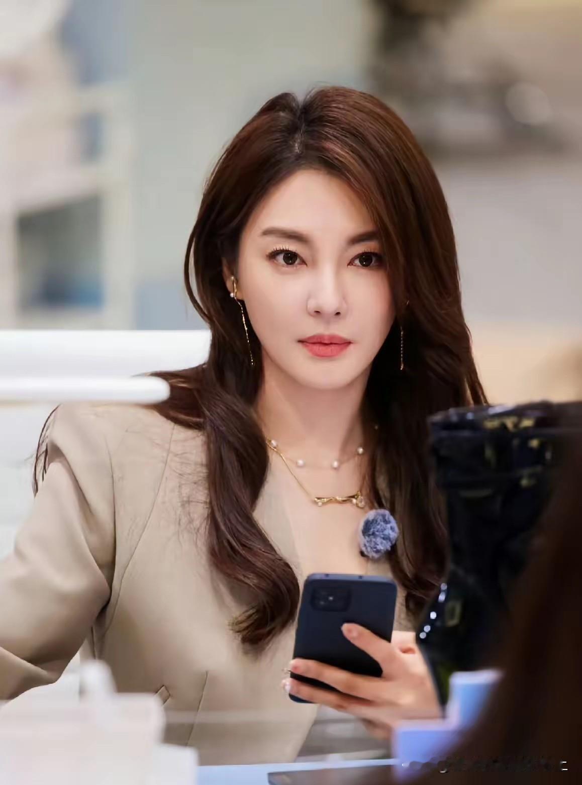 代孕这个口子一旦被打开，普通人的生活更加困难了，所以现在就要坚决抵制去国外代孕而