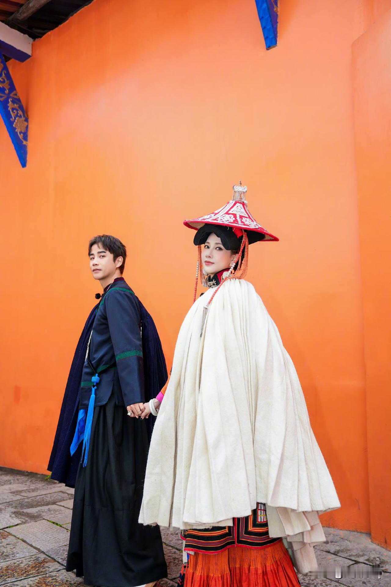 李茂与妻子弦子身着彝服，邂逅民族风之美。弦子是真的好看，穿民族服饰很有特色。