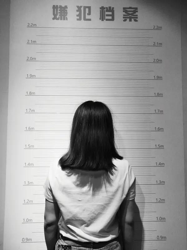 网传“梅姨”落网照竟为伪造，警方紧急辟谣背后有何隐情？近日，一张带有警徽标志、