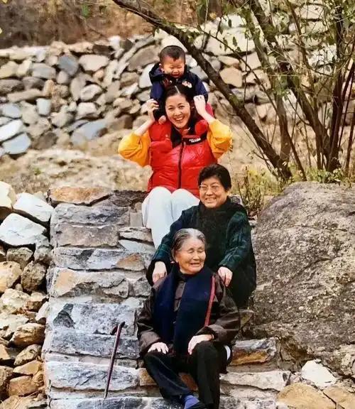 这是央视主持人倪萍年轻时候带着一家人出去游玩的留影。她带着姥姥、妈妈和儿子20