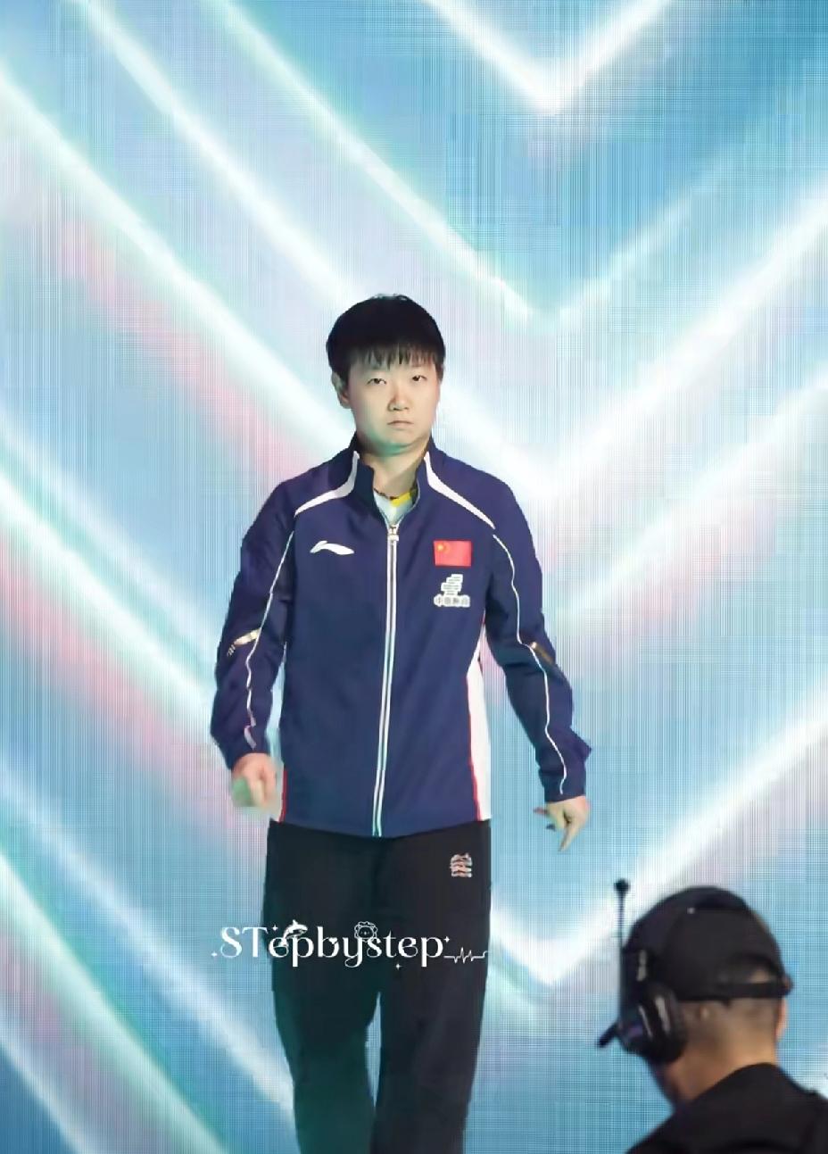 孙颖莎首秀一脸严肃地走出来，这严肃地样子还有错路了，这迷糊莎实至名归。澳