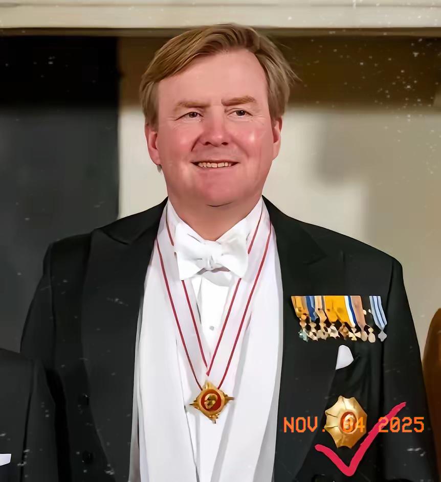 11月4日，荷兰ASML又出狠招了​这不，决定禁售中低端DUV光刻机了，连老设