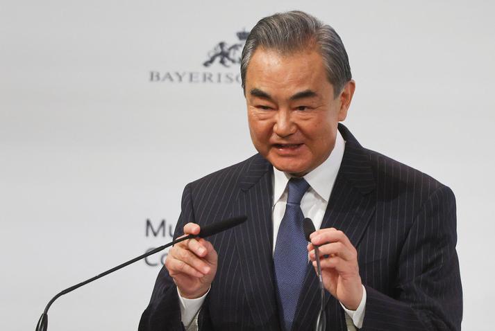 欧洲最痛一幕！战场在自家，谈判没席位，王毅一句话点醒整个欧洲。美俄直接启