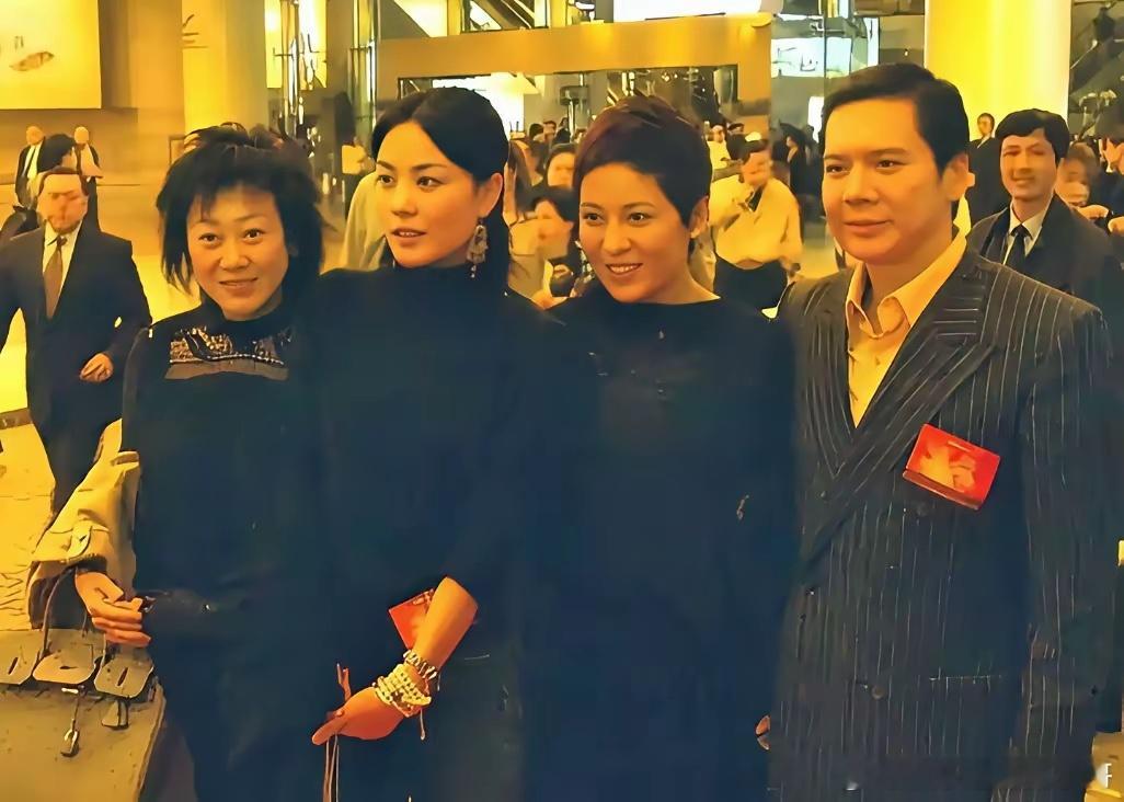 王菲和向太陈岚，分别是香港乐坛和影坛的大佬级人物。当年向太发现一心打造的干女儿张