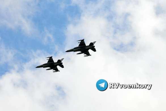 罗马尼亚空军的两架F-16护送俄罗斯“天竺葵”飞越图尔恰地区前往乌克兰罗
