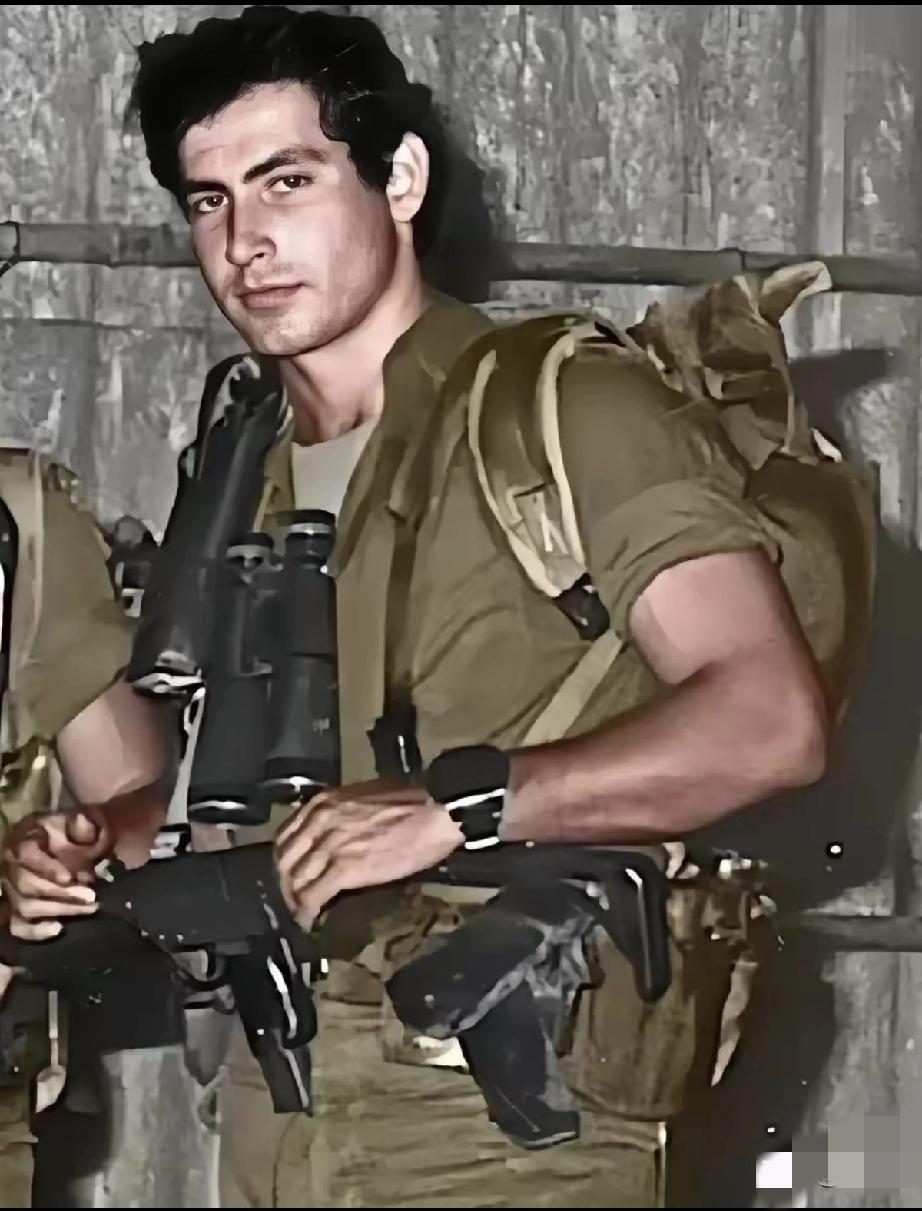 内塔尼亚胡和特朗普年轻时，都长的算是一表人才。但总觉得哪里不对劲，可能是内塔尼