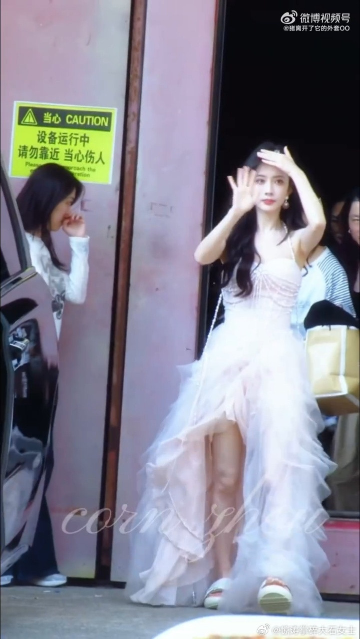 孟子义公主纱裙配凉拖孟子义抹胸公主纱裙哈哈哈哈孟姐这操作太绝了！波浪卷发公主纱