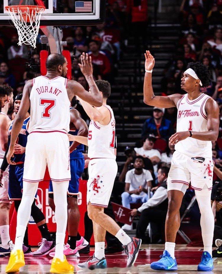 斯通被问到如何评价谢泼德和阿门本赛季的表现：“非常出色，两人都打得极其亮眼。尤其