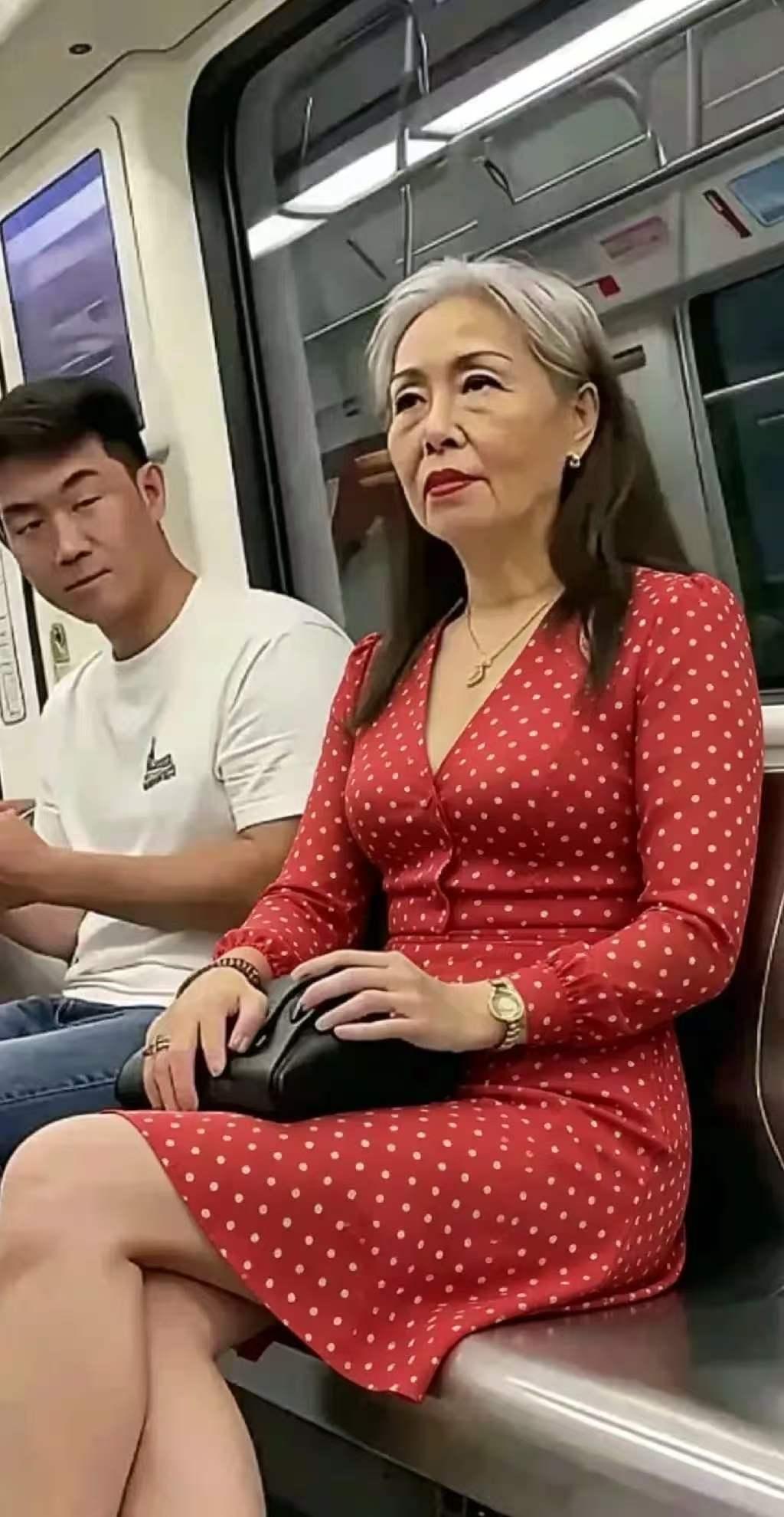 要说贪色，这货绝对是天花板了，一个二十多岁的小伙子，在地铁上对一位打扮时髦的70