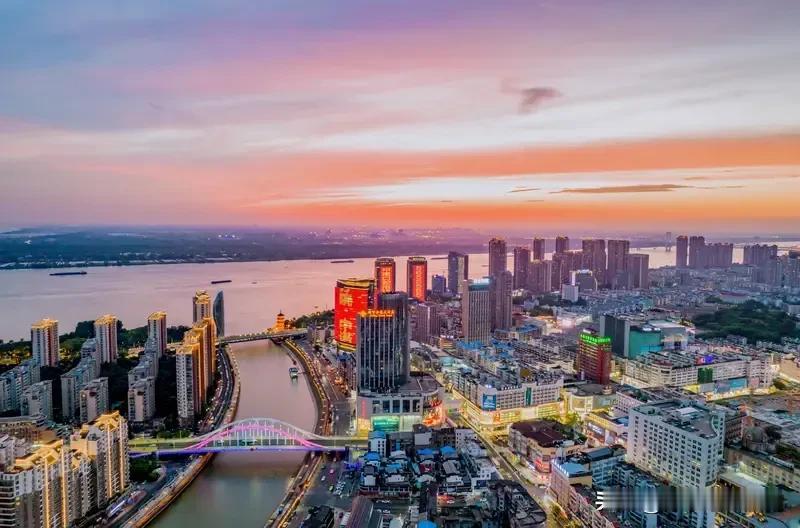 网上说房价跌幅前三是芜湖、武汉、南京,跌幅分别达-54.4%、-48.5%、-