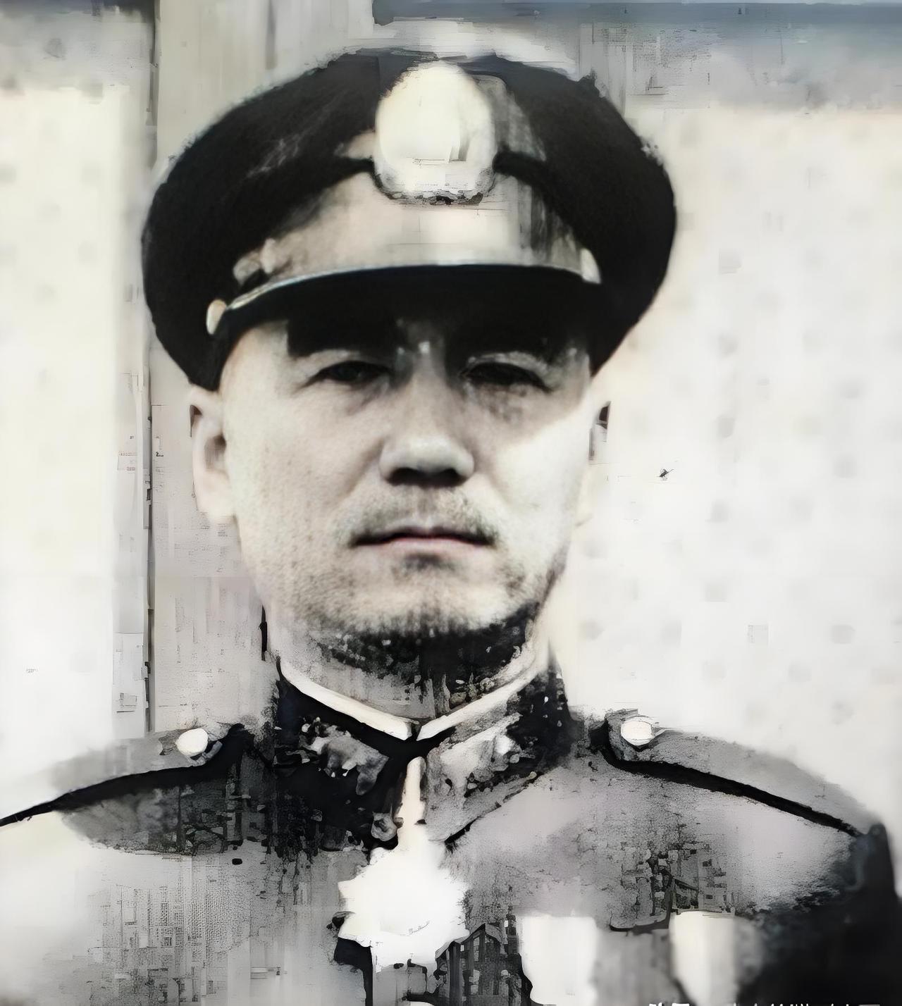 1949年12月25日，成都已成死局。时任国民党第30军军长鲁崇义抽完最后一口烟