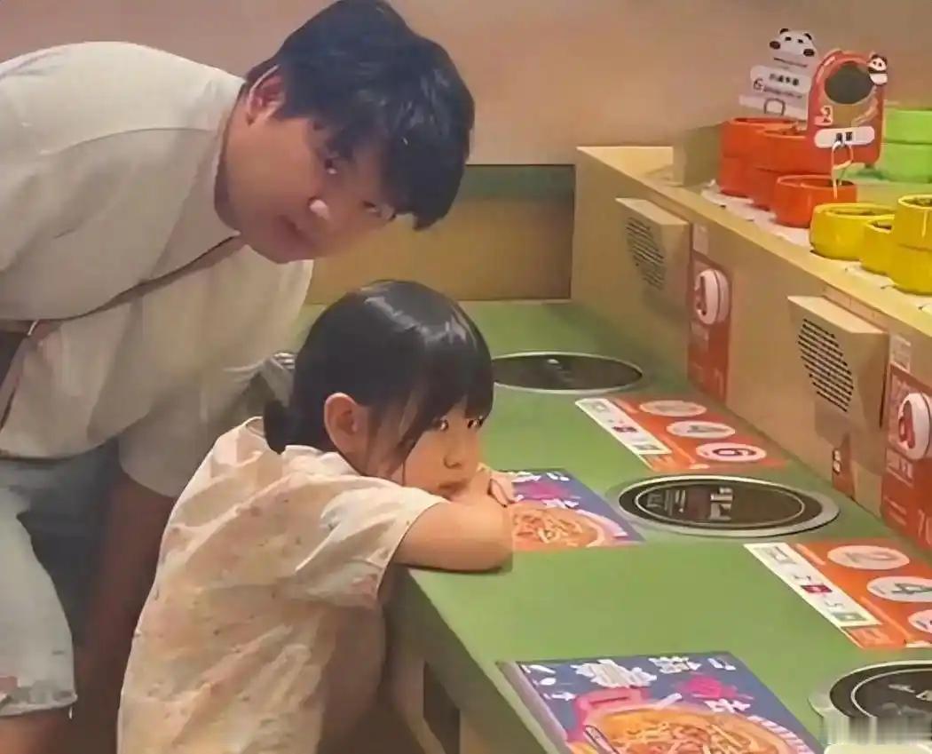 曾经火遍全网的“电子女儿”瑶一瑶，最近线下偶遇画面直接让老粉看愣了——五岁半的小