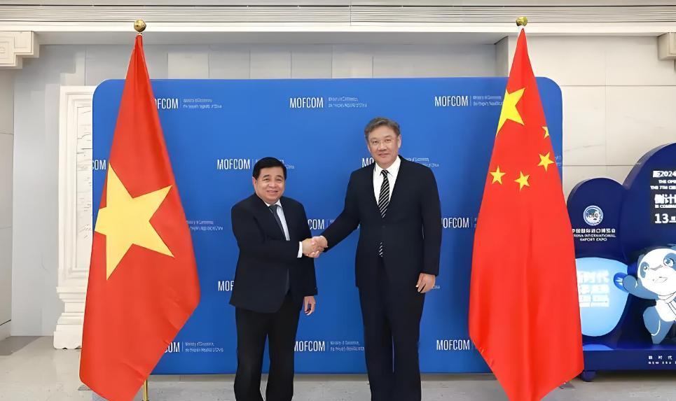给越南10个胆子，他也不敢出卖中国利益，其实越南并没有倒向美国！7月2日，特朗
