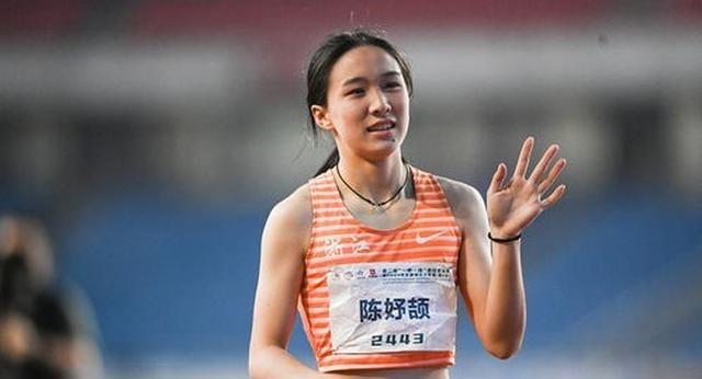 一个17岁的高中生，在亚运会上连拿3金1银，然后对着记者说——＂回去要补高中课程
