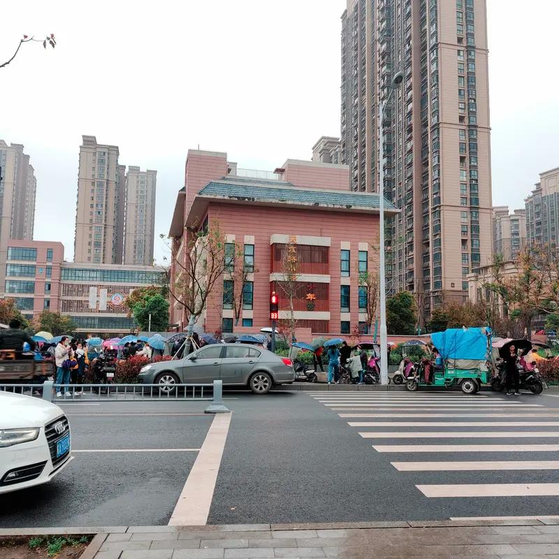 昨天接到一位学生家长的电话，挂完后心情挺郁闷的。家长说孩子想转班，觉得班里有同学