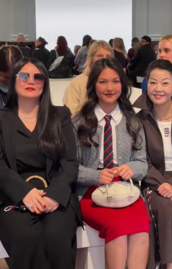 近日，李湘带女儿王诗龄看秀的路透图引发热议。照片中的王诗龄已年满15岁，褪去了儿