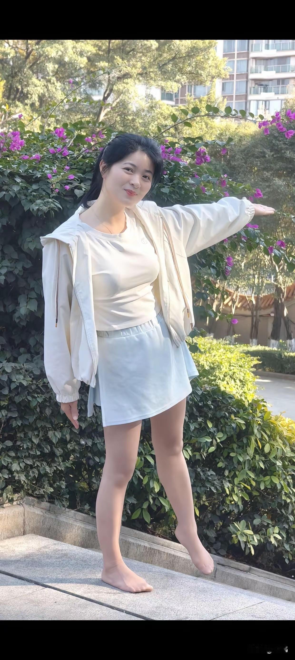 夏日就该有夏日的清新感，白色上衣+浅蓝色短裙这对CP简直绝了！就像文章里提到的