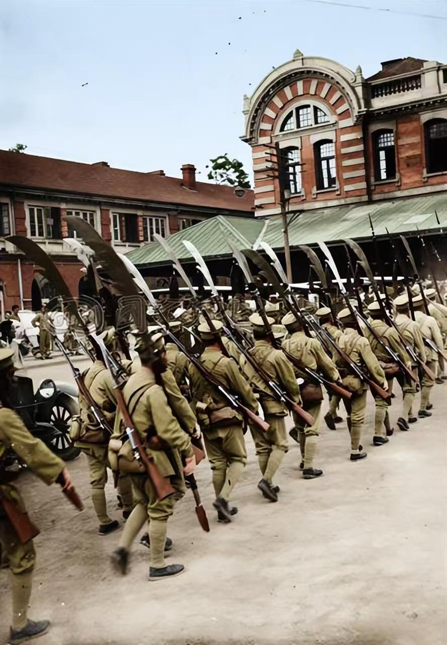 清朝灭亡后,百万清军都去哪里了?清朝灭亡以后，禁卫军改编为北洋皖系军阀第1师，第