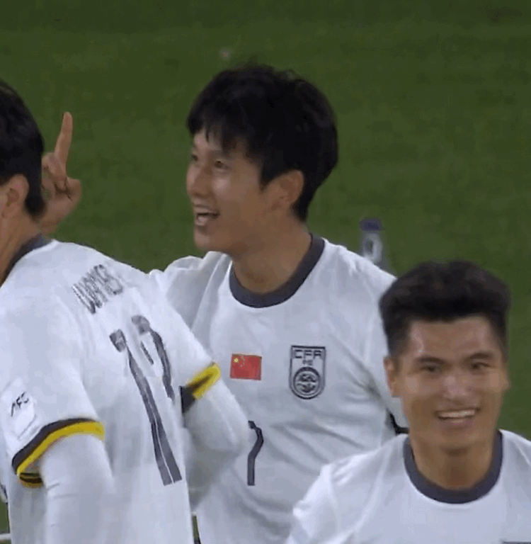 其实很好嬷的一个，最喜欢上目线和吐舌头，最后附赠两张卖萌