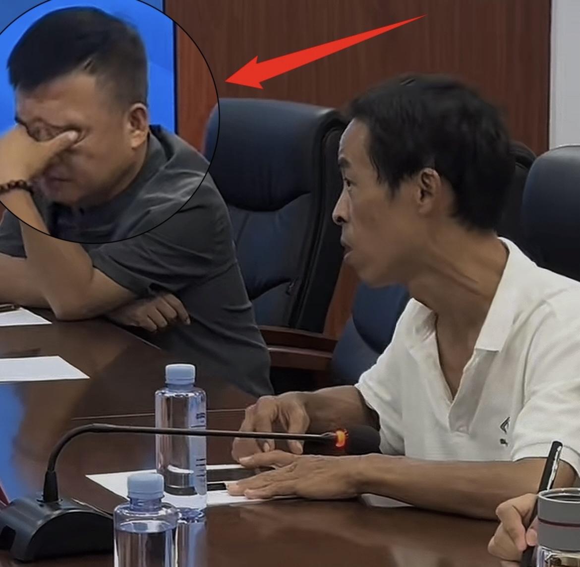 终于知道“鸡排哥”在景德镇文旅座谈会讲话时，旁边的人为什么要捂着头了，不是鸡排哥