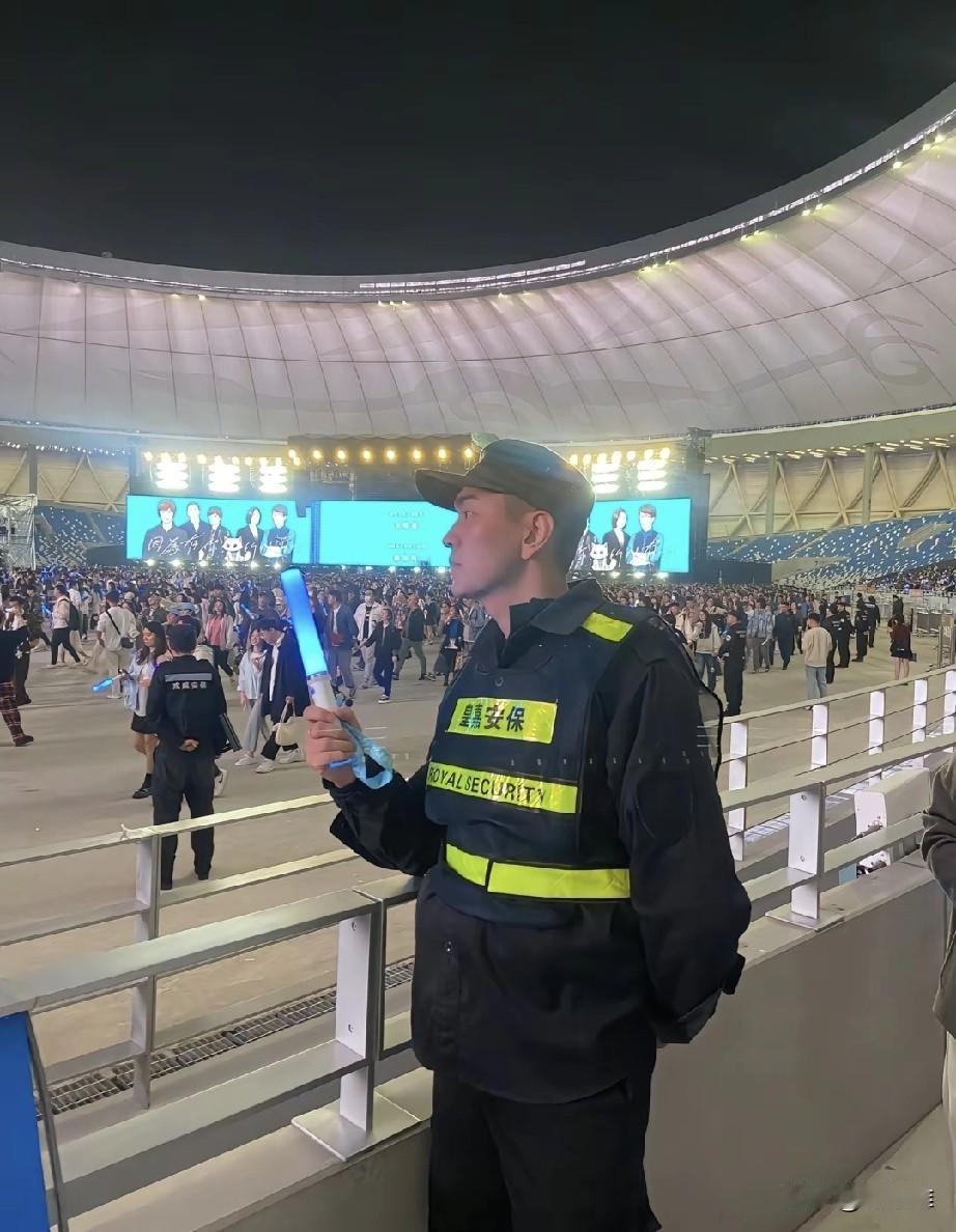 “防不胜防！”女子看到网上有招聘明星演唱会内场保安的工作，心想这工作好啊，既能挣