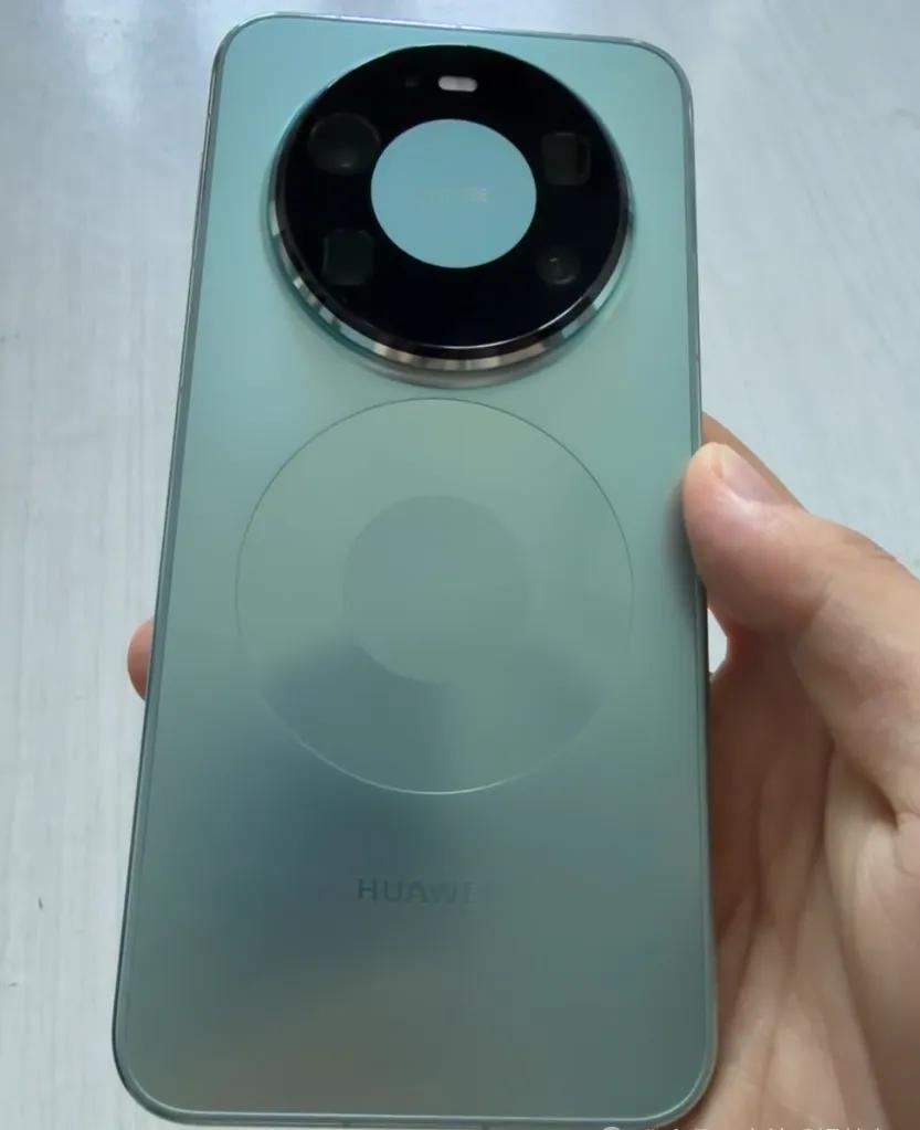 我盯着两个价格看了半天——同一台华为，官网涨了一千，第三方反倒便宜两千一。M