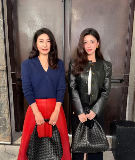 郭晶晶的长相第一眼看上去真的比较普通，颜值没有巩俐和朱珠高，但她是属于很有气质的