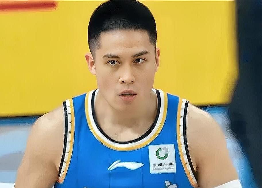 北京核心后卫陈盈骏真是太嚣张了！在今日CBA常规赛，北京对阵辽宁的第一节比赛中，