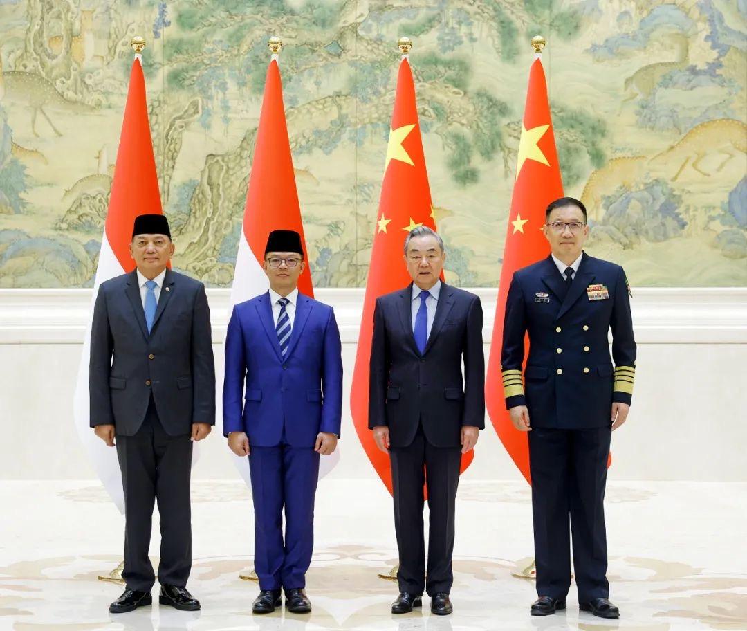 印尼的外长表态了、马来西亚的总理发声了、两国的联合军演也搞起来了……美日原本以