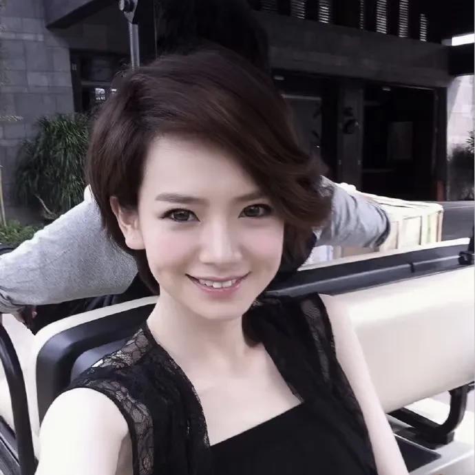精神世界不富足的人一生都活在与他人的物质外在攀比和自我内耗中，把自己的价值和自我