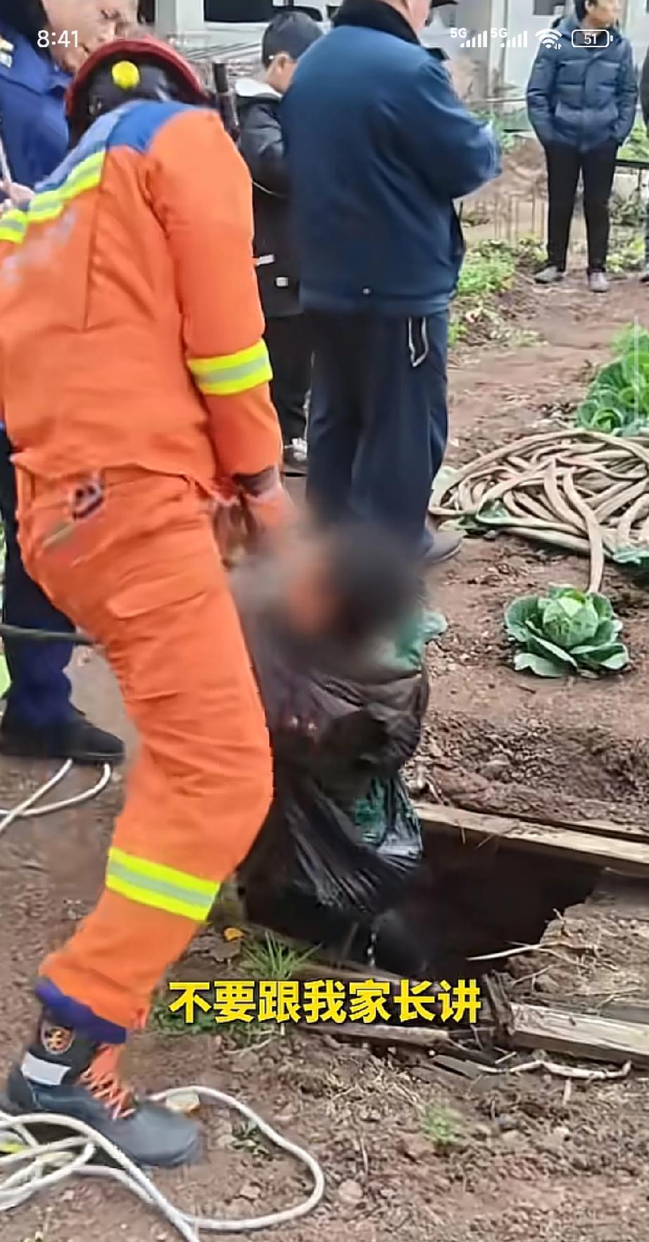 四川安岳，一个小男孩掉进水井，全身湿透，获救时对消防员说的第一句话竟然是：不