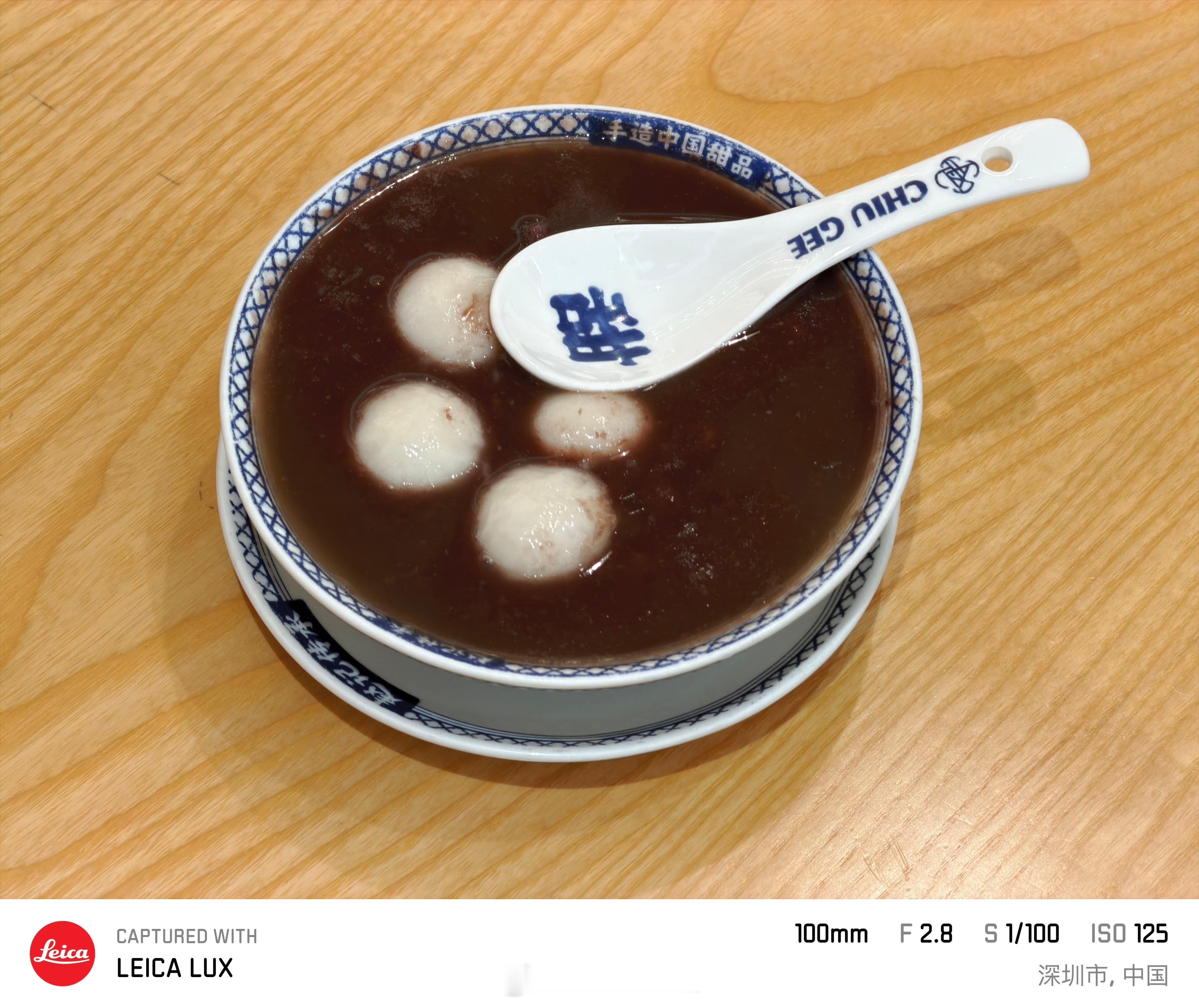 100mm长焦，最近对焦距离0.9m，你能想象我是用什么姿势拍照吗？垫起脚尖，就