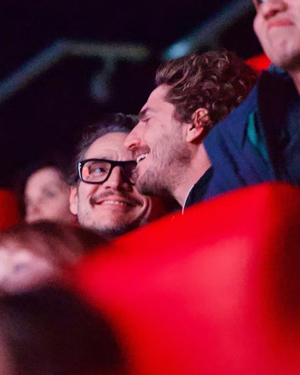 佩爹PedroPascal与阿根廷艺术总监RafaelOlarra在纽约看电