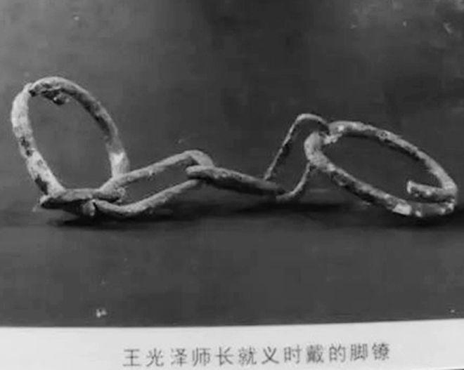 1982年，四川挖出一具遗骸，脚带七公斤大铁链，脚踝钉着四颗大铆钉，经考证，此人