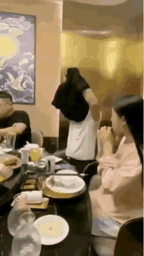 大哥真有才，逗的美女哈哈大笑。